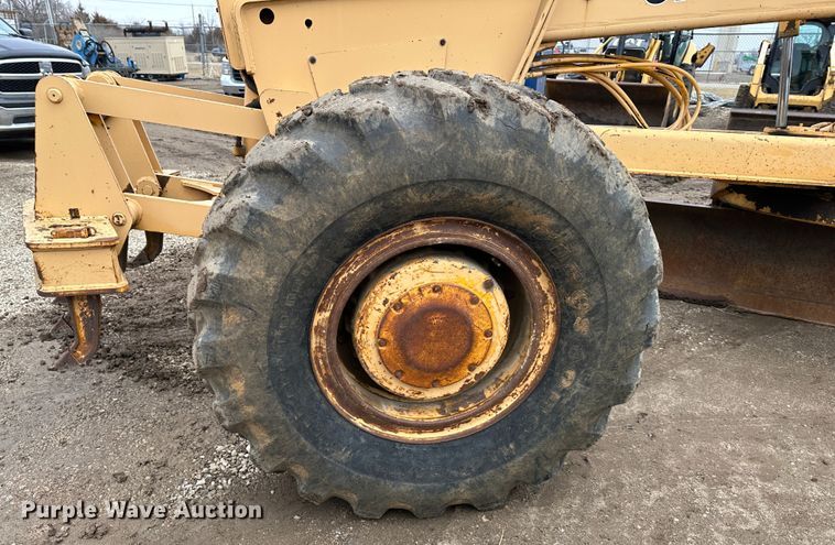 image for item LP9834 1981 John Deere 672A  motor grader