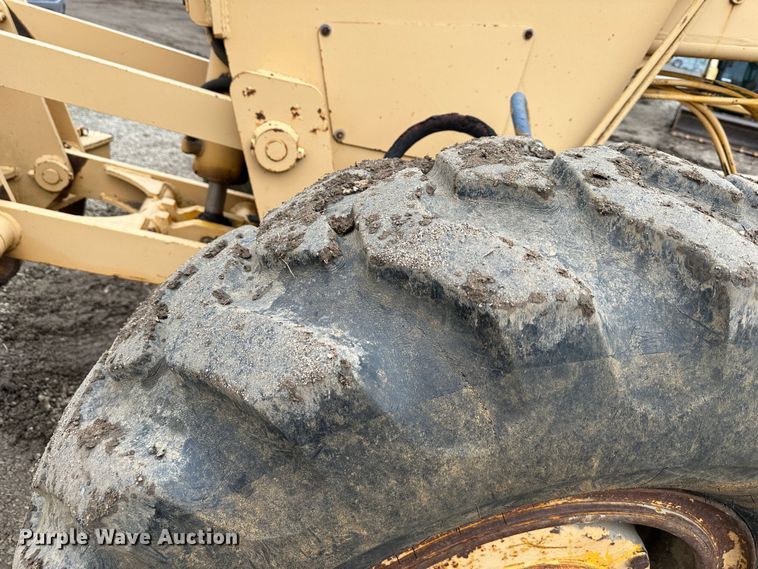 image for item LP9834 1981 John Deere 672A  motor grader