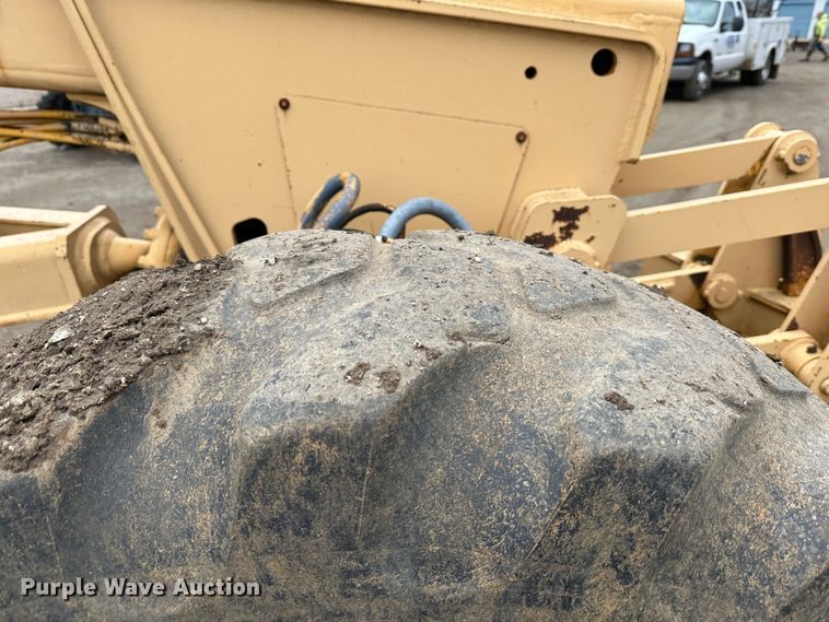 image for item LP9834 1981 John Deere 672A  motor grader