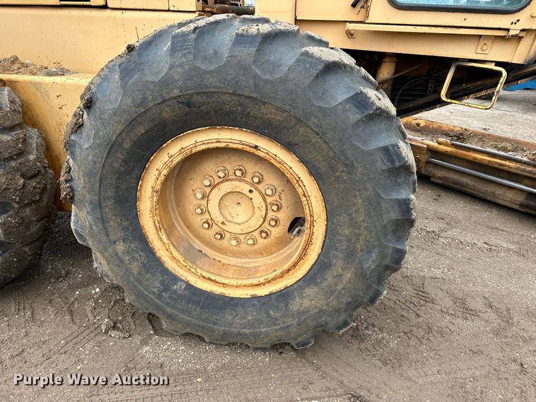 image for item LP9834 1981 John Deere 672A  motor grader