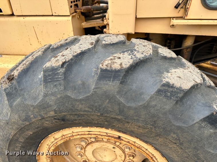 image for item LP9834 1981 John Deere 672A  motor grader