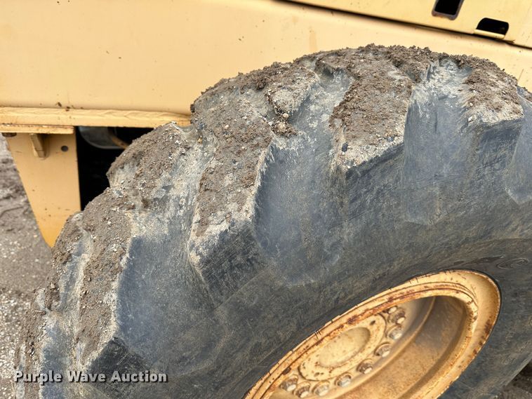 image for item LP9834 1981 John Deere 672A  motor grader