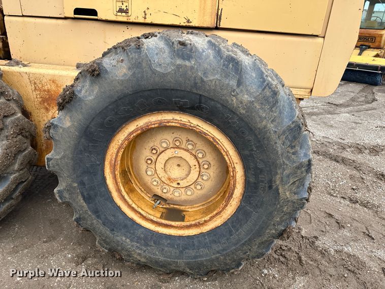 image for item LP9834 1981 John Deere 672A  motor grader