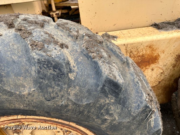 image for item LP9834 1981 John Deere 672A  motor grader