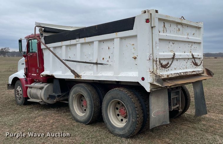 image for item LR9539 1999 International 9200  dump truck