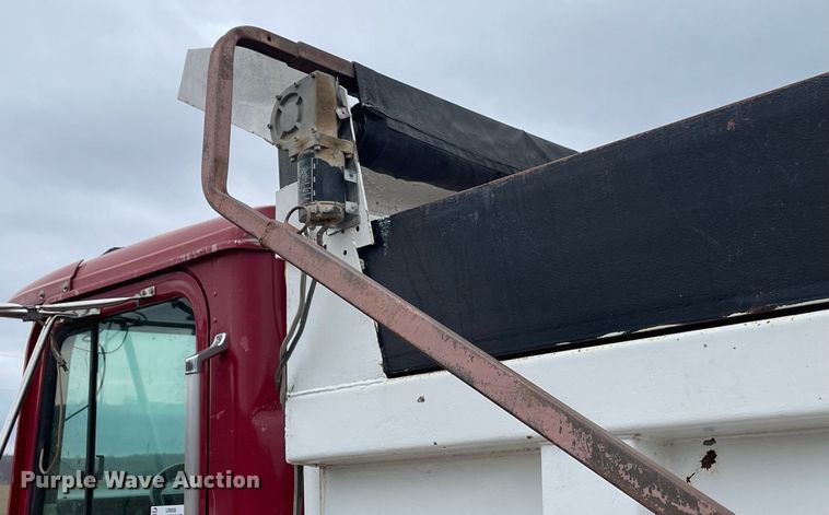 image for item LR9539 1999 International 9200  dump truck