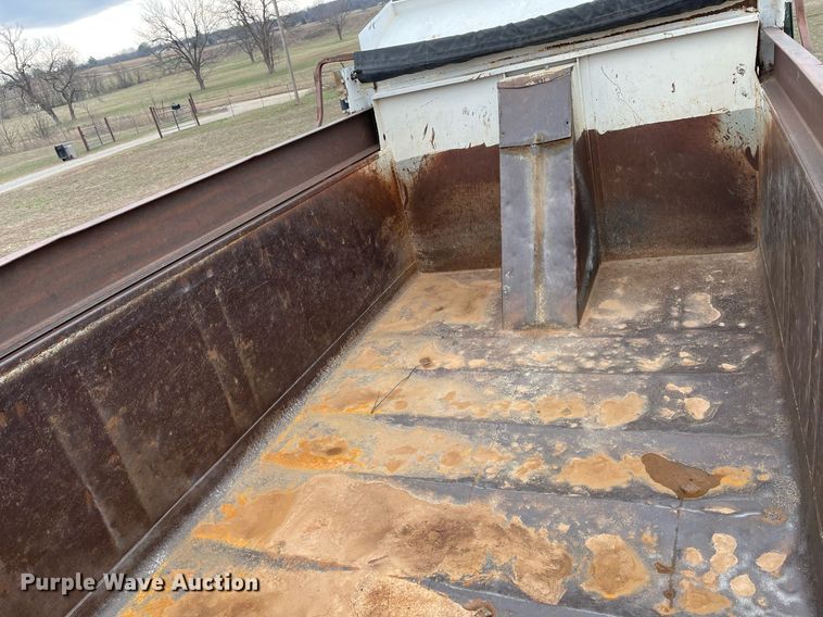 image for item LR9539 1999 International 9200  dump truck