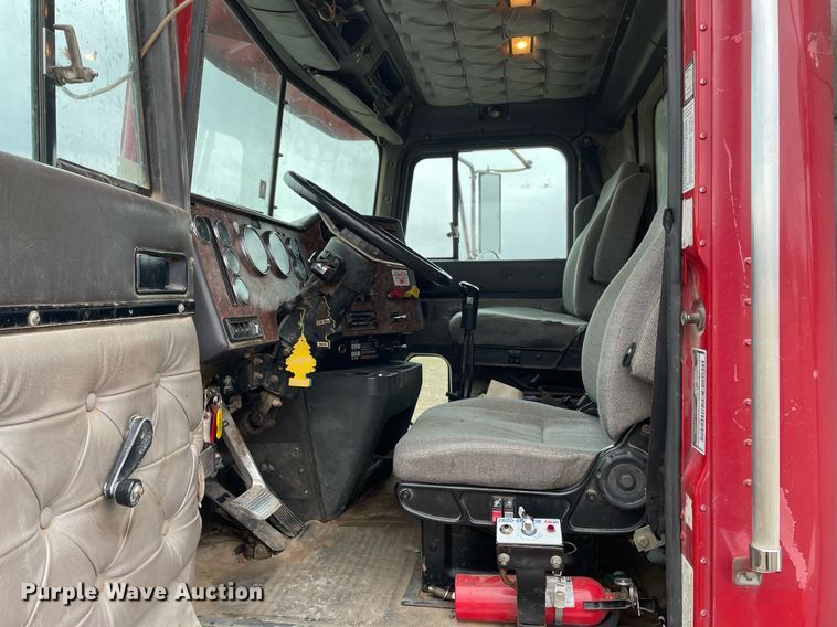 image for item LR9539 1999 International 9200  dump truck