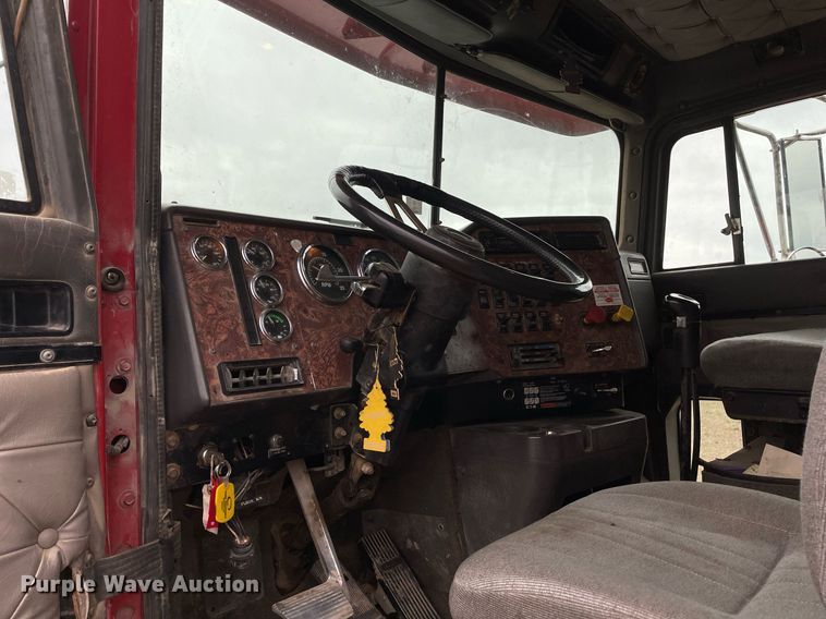 image for item LR9539 1999 International 9200  dump truck