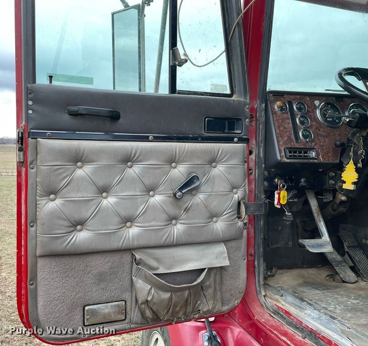 image for item LR9539 1999 International 9200  dump truck