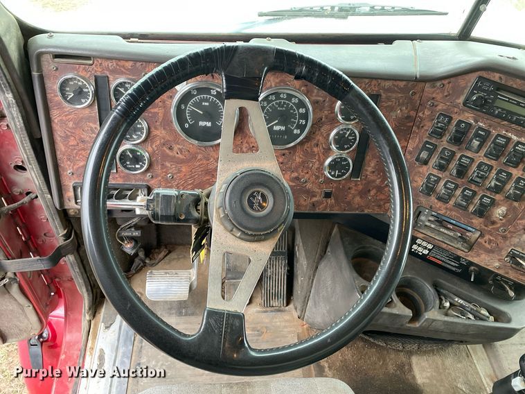 image for item LR9539 1999 International 9200  dump truck