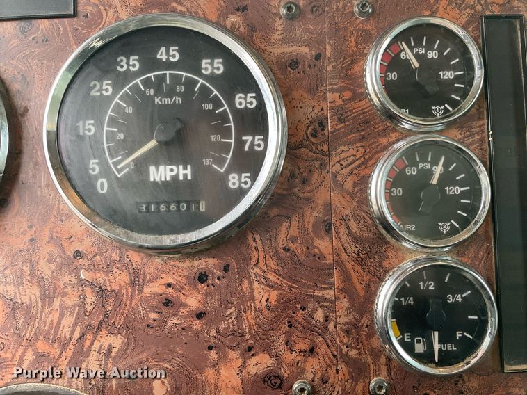 image for item LR9539 1999 International 9200  dump truck