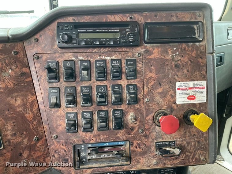 image for item LR9539 1999 International 9200  dump truck