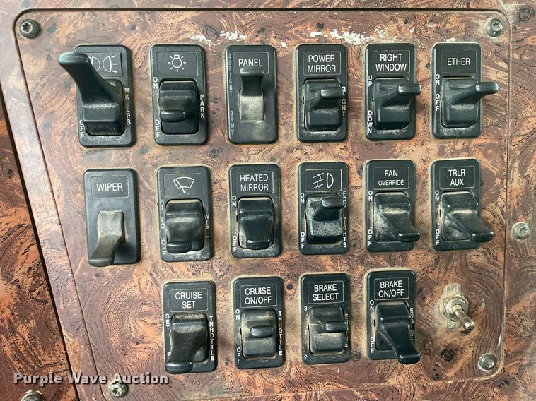 image for item LR9539 1999 International 9200  dump truck