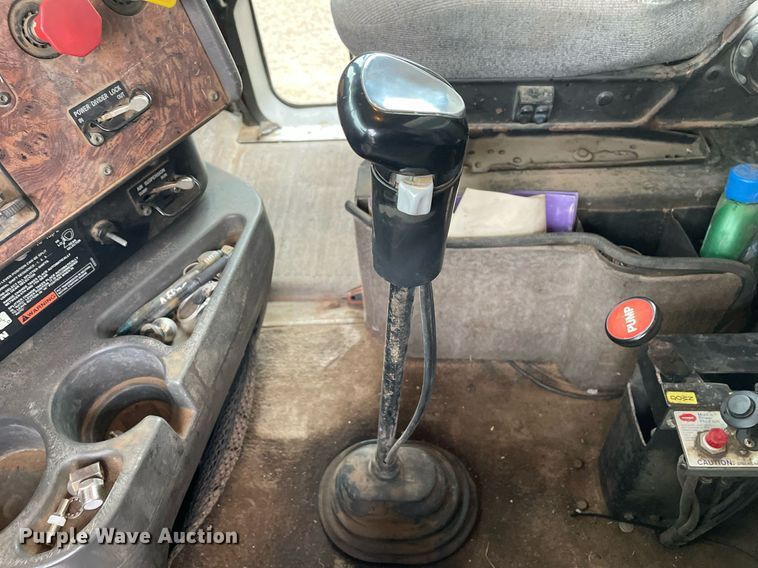 image for item LR9539 1999 International 9200  dump truck