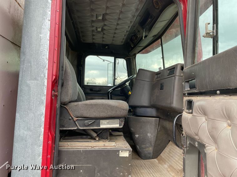 image for item LR9539 1999 International 9200  dump truck