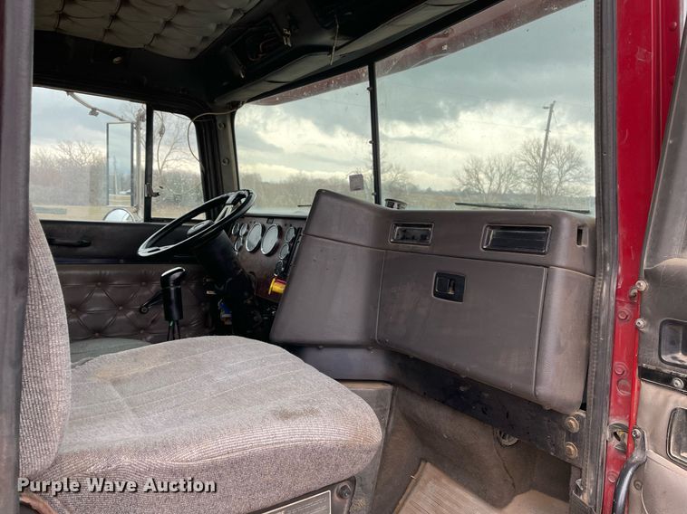 image for item LR9539 1999 International 9200  dump truck