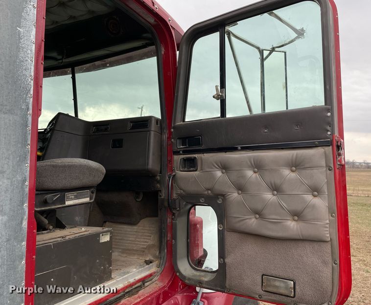 image for item LR9539 1999 International 9200  dump truck