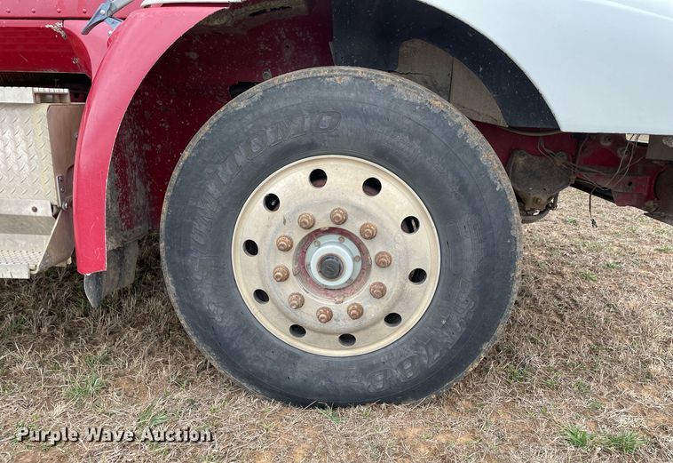 image for item LR9539 1999 International 9200  dump truck