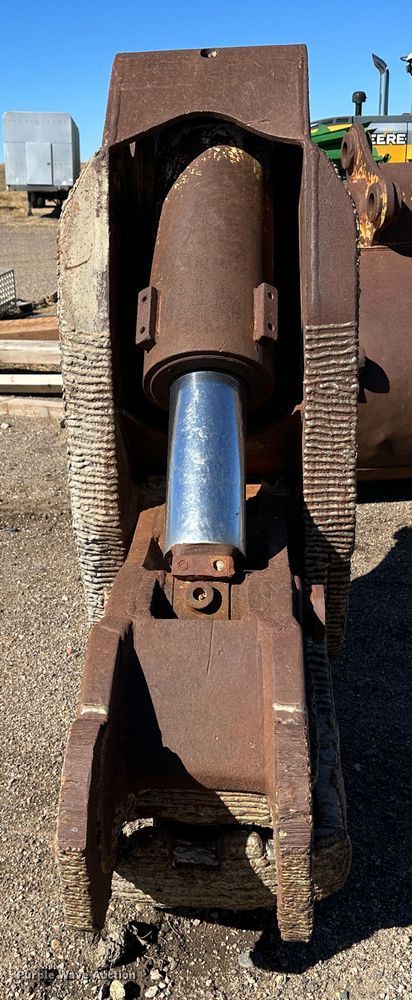 image for item LT9085 Concrete crusher