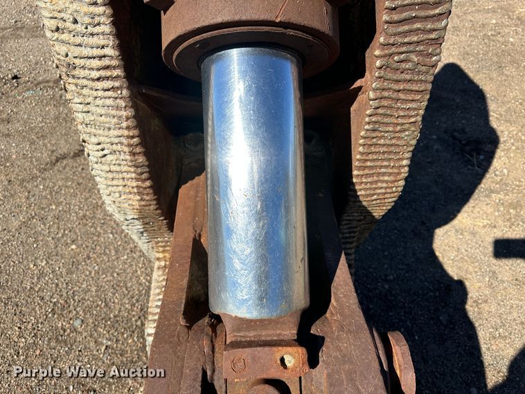 image for item LT9085 Concrete crusher