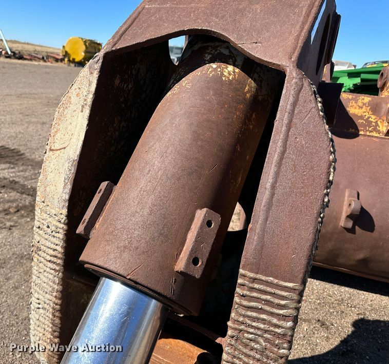 image for item LT9085 Concrete crusher