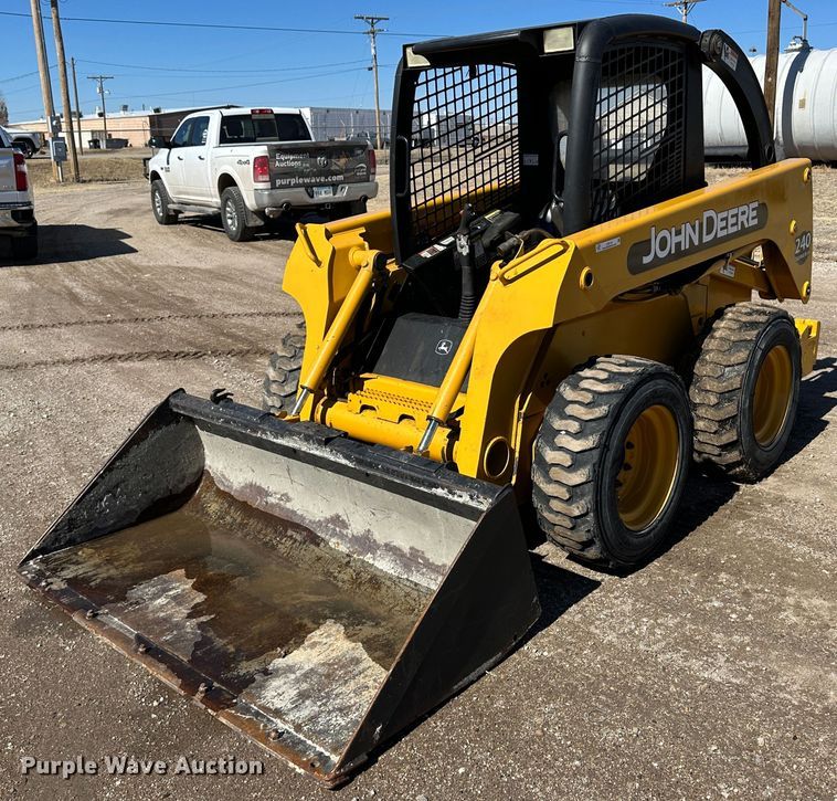 image for item LT9110 2004 John Deere 240 Series II  skid steer loader