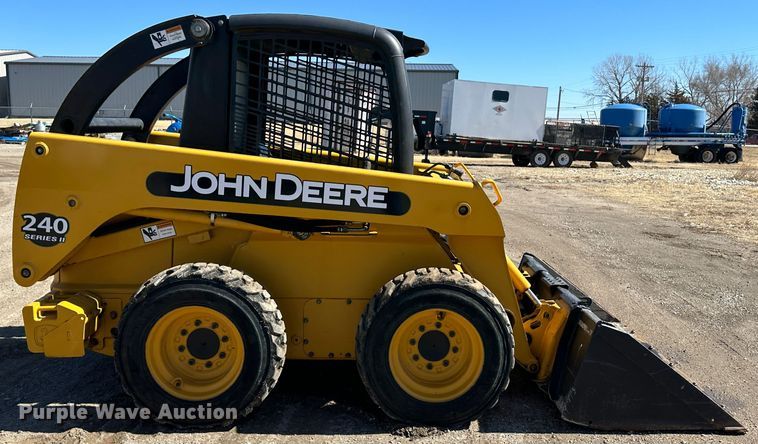 image for item LT9110 2004 John Deere 240 Series II  skid steer loader