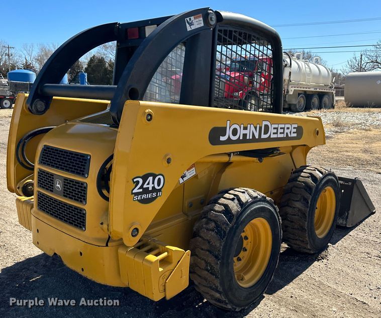 image for item LT9110 2004 John Deere 240 Series II  skid steer loader