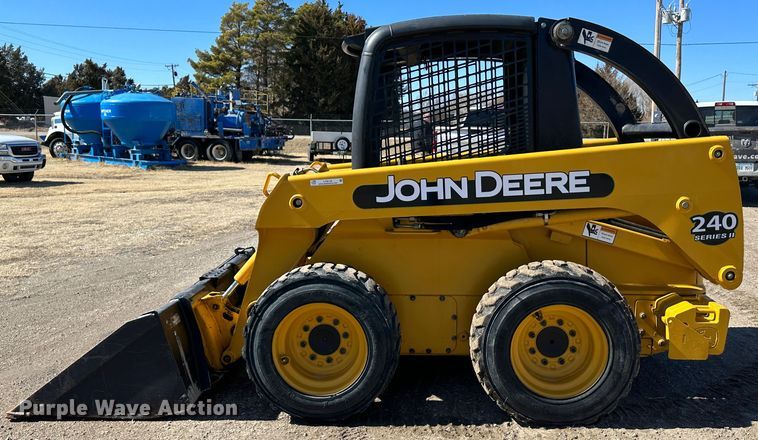 image for item LT9110 2004 John Deere 240 Series II  skid steer loader