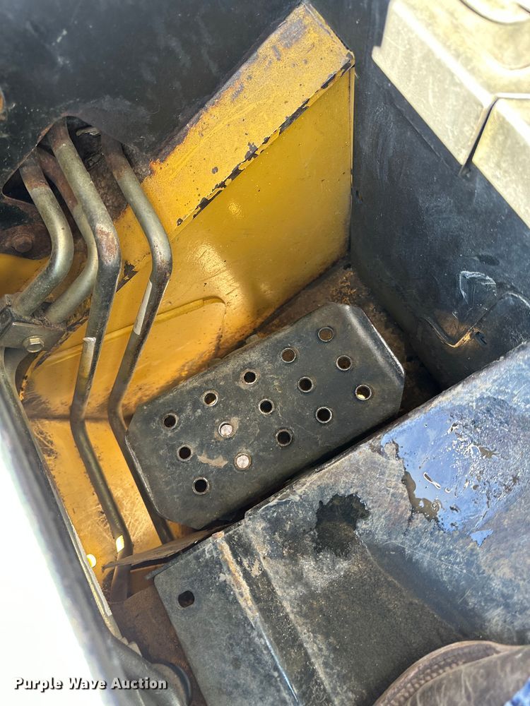 image for item LT9110 2004 John Deere 240 Series II  skid steer loader