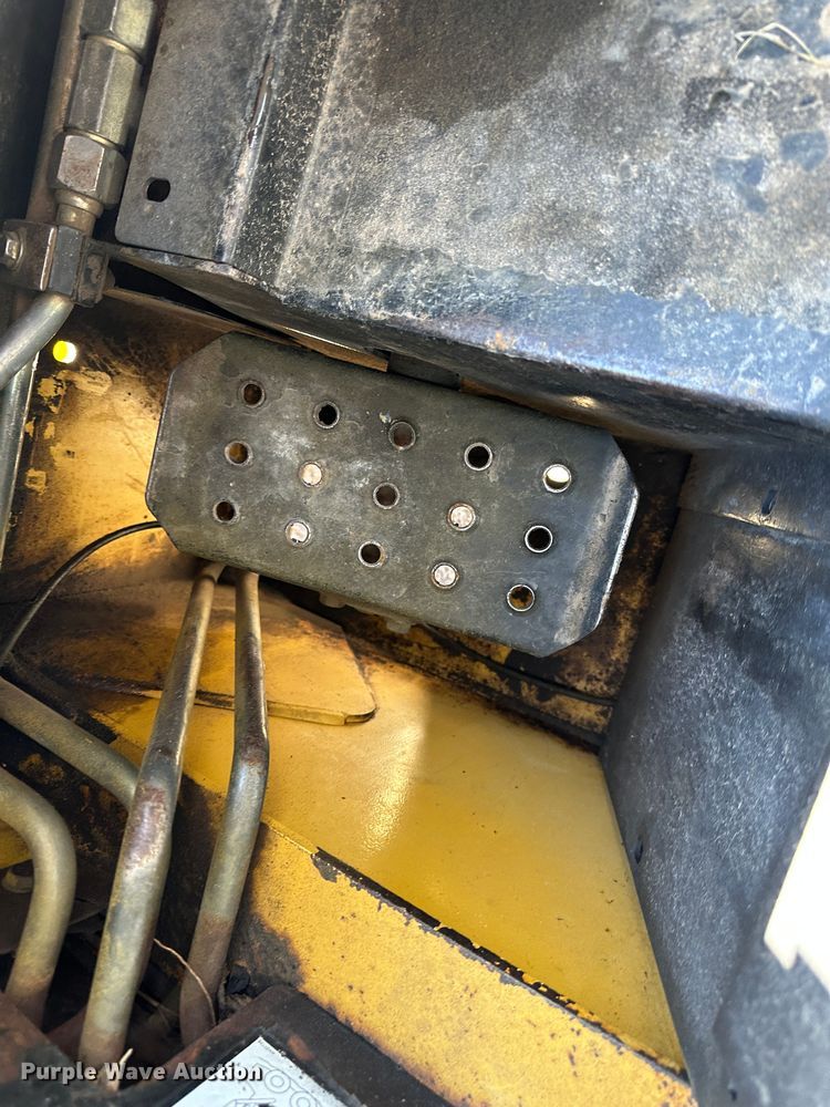 image for item LT9110 2004 John Deere 240 Series II  skid steer loader