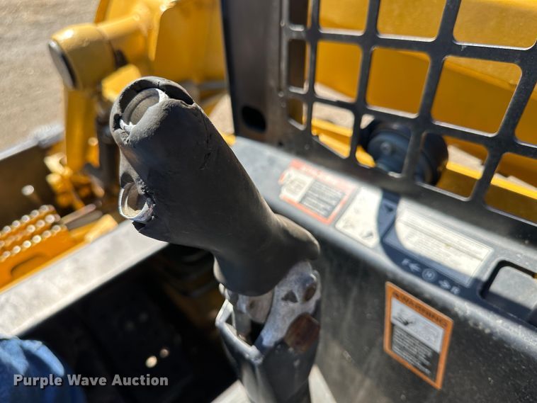 image for item LT9110 2004 John Deere 240 Series II  skid steer loader