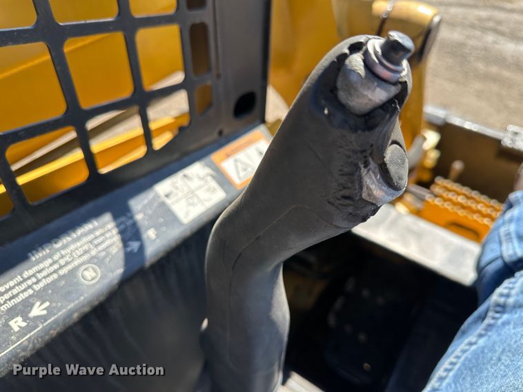 image for item LT9110 2004 John Deere 240 Series II  skid steer loader