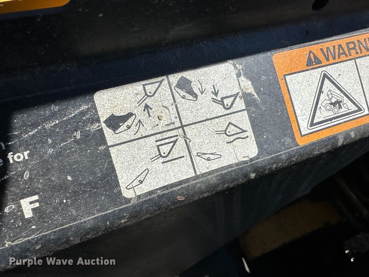 image for item LT9110 2004 John Deere 240 Series II  skid steer loader