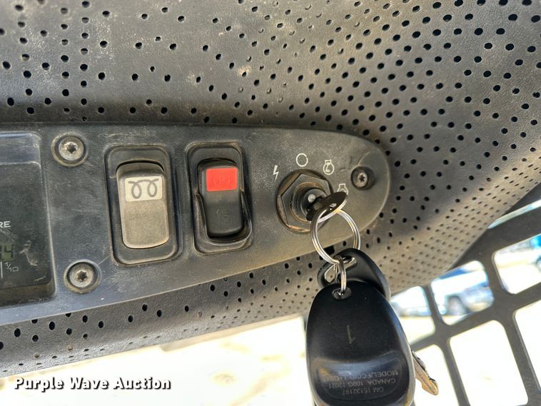 image for item LT9110 2004 John Deere 240 Series II  skid steer loader