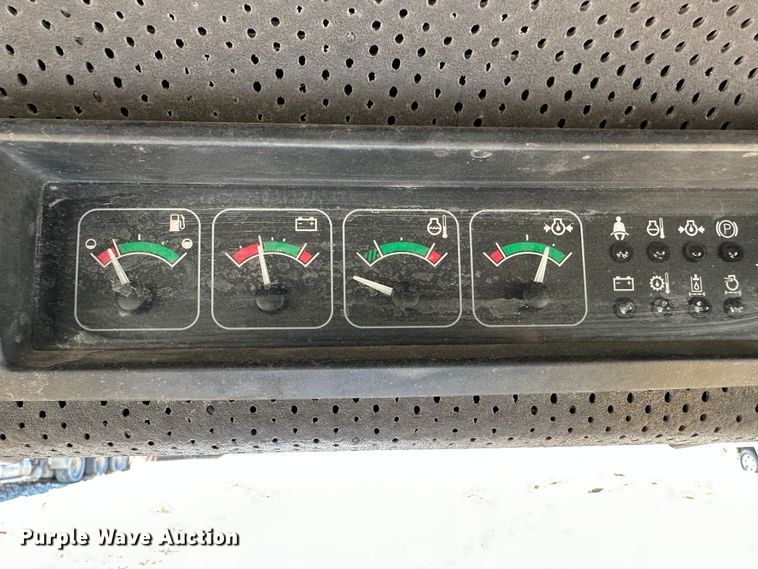 image for item LT9110 2004 John Deere 240 Series II  skid steer loader