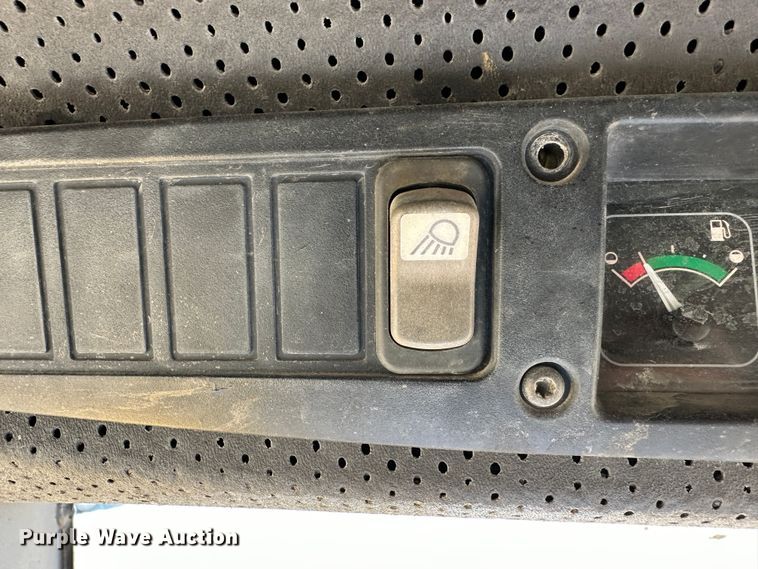 image for item LT9110 2004 John Deere 240 Series II  skid steer loader