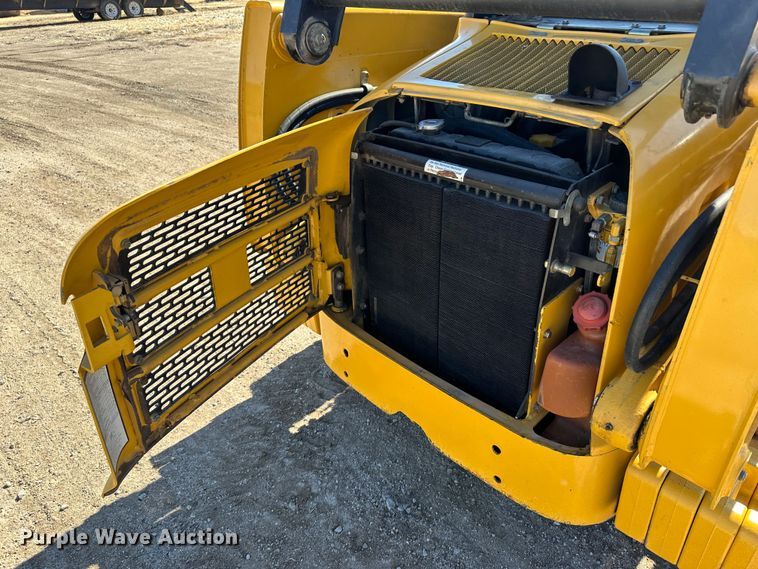 image for item LT9110 2004 John Deere 240 Series II  skid steer loader