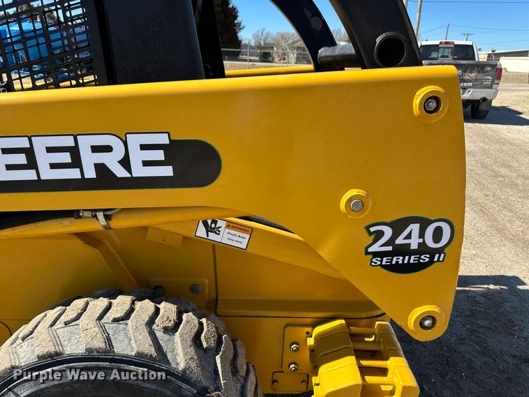 image for item LT9110 2004 John Deere 240 Series II  skid steer loader
