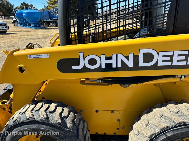 image for item LT9110 2004 John Deere 240 Series II  skid steer loader