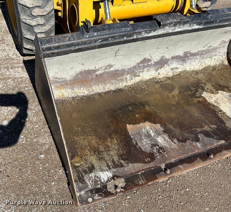 image for item LT9110 2004 John Deere 240 Series II  skid steer loader