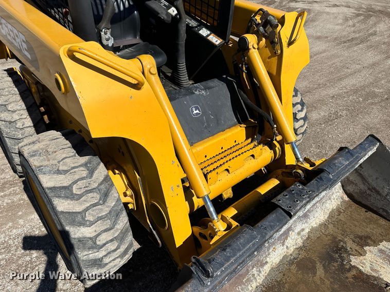 image for item LT9110 2004 John Deere 240 Series II  skid steer loader