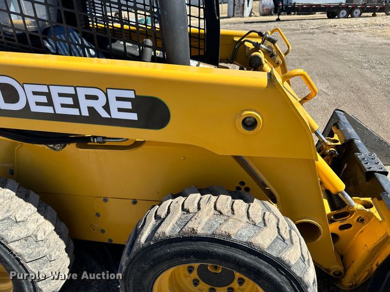 image for item LT9110 2004 John Deere 240 Series II  skid steer loader