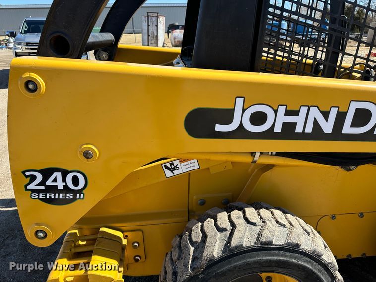 image for item LT9110 2004 John Deere 240 Series II  skid steer loader