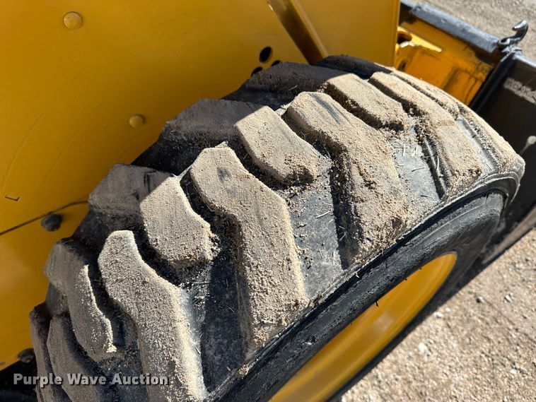 image for item LT9110 2004 John Deere 240 Series II  skid steer loader