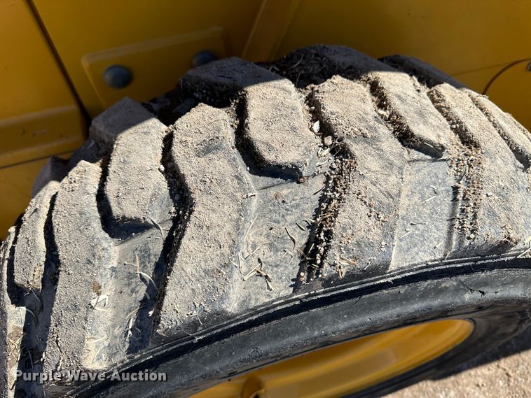 image for item LT9110 2004 John Deere 240 Series II  skid steer loader