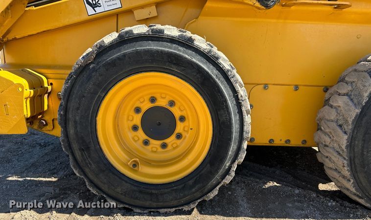 image for item LT9110 2004 John Deere 240 Series II  skid steer loader