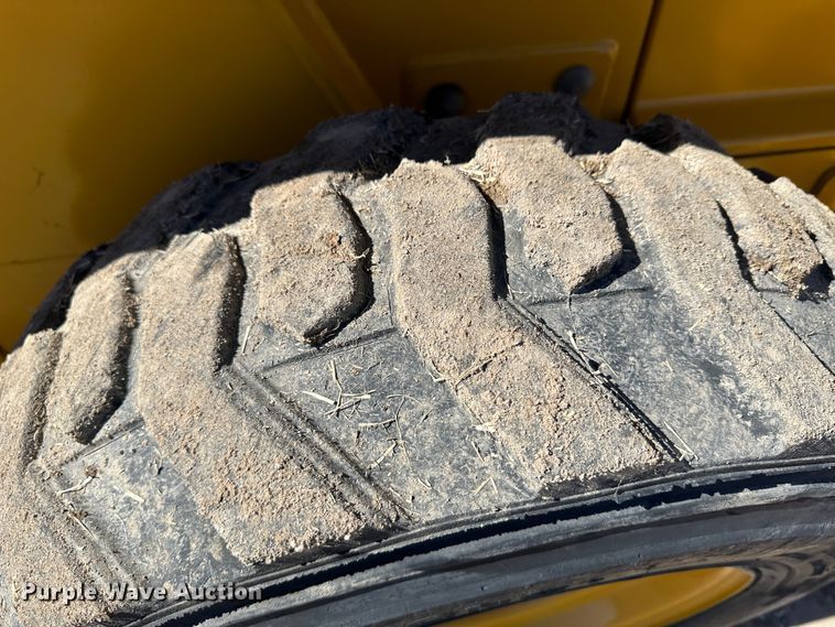 image for item LT9110 2004 John Deere 240 Series II  skid steer loader