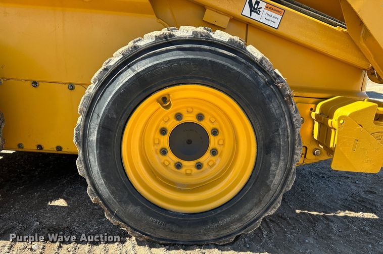 image for item LT9110 2004 John Deere 240 Series II  skid steer loader